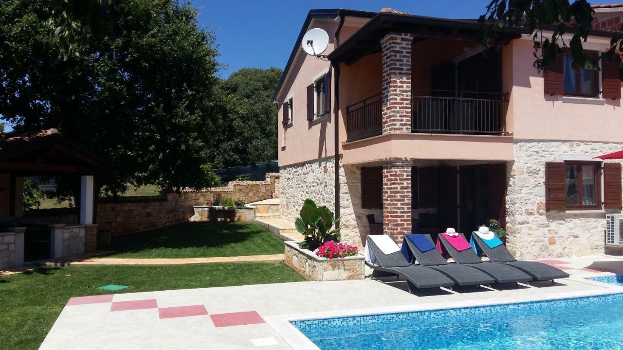 Luna With Pool Ferienhaus